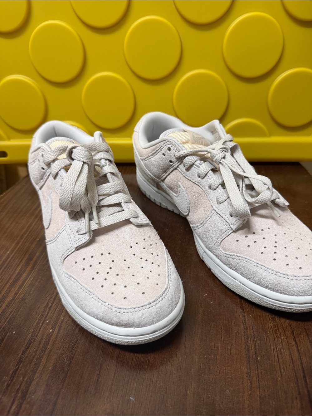 Nike Kids Low-Top Sneakers in Light Beige and White